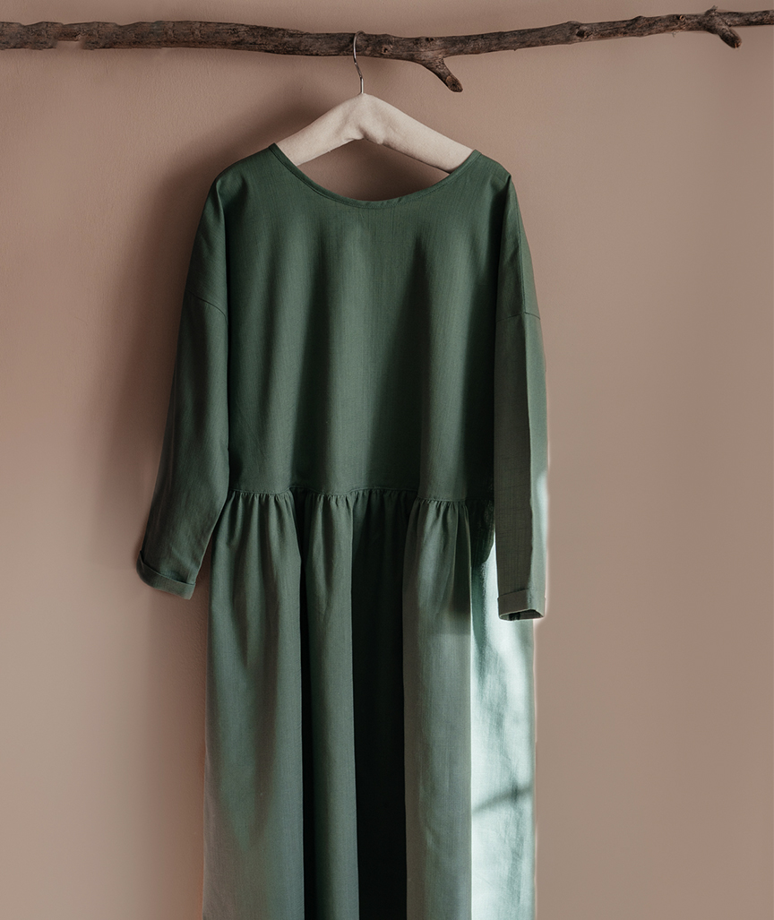 Frauenkleid mit quadratischen Taschen in grün