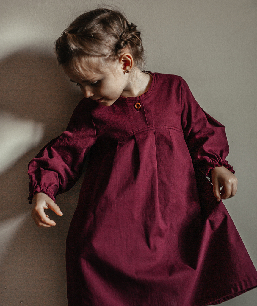 Kinderkleid mit plissierten Ärmeln in Burgund