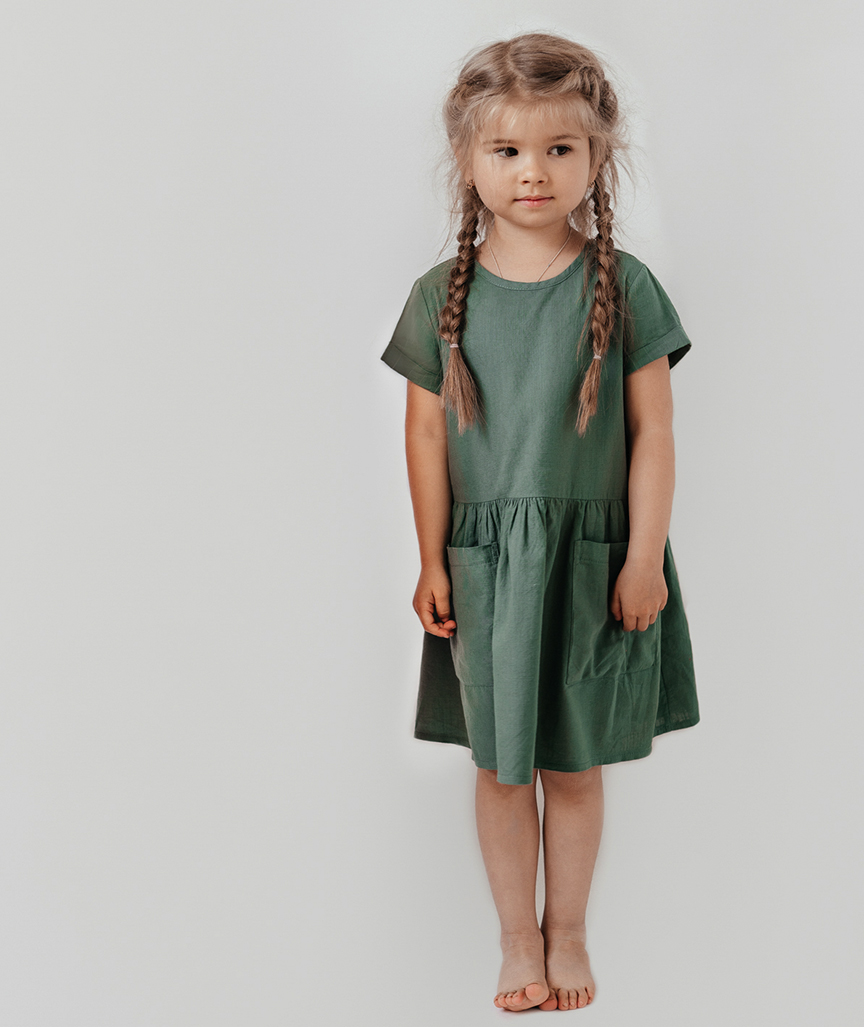 Kinderkleid mit quadratischen Taschen in Grün