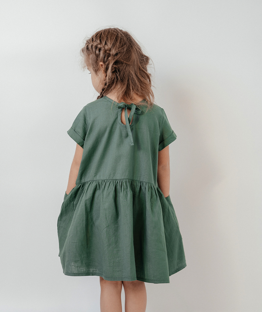 Kinderkleid mit quadratischen Taschen in Grün